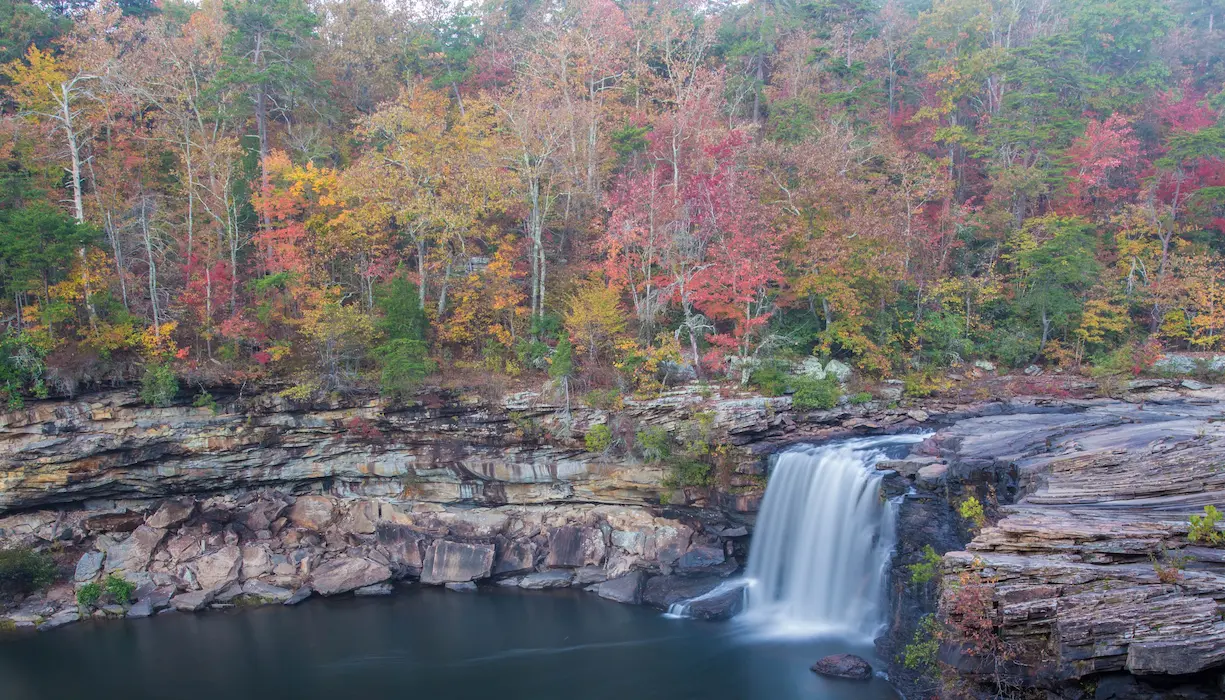 Little River Canyon, Alabama, cascada rodeada de follaje otoñal en el noreste del estado