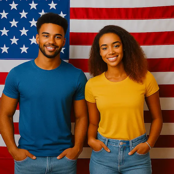 Pareja joven de migrantes cubanos frente a la bandera de Estados Unidos, símbolo de esperanza y nuevos comienzos. La llegada es más que un destino: es la oportunidad de empezar de nuevo.