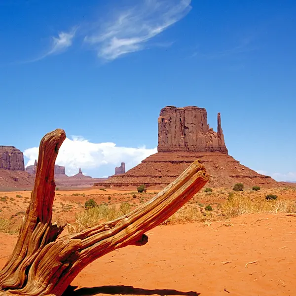 Monument Valley en Arizona, con formaciones rocosas características y paisaje desértico.