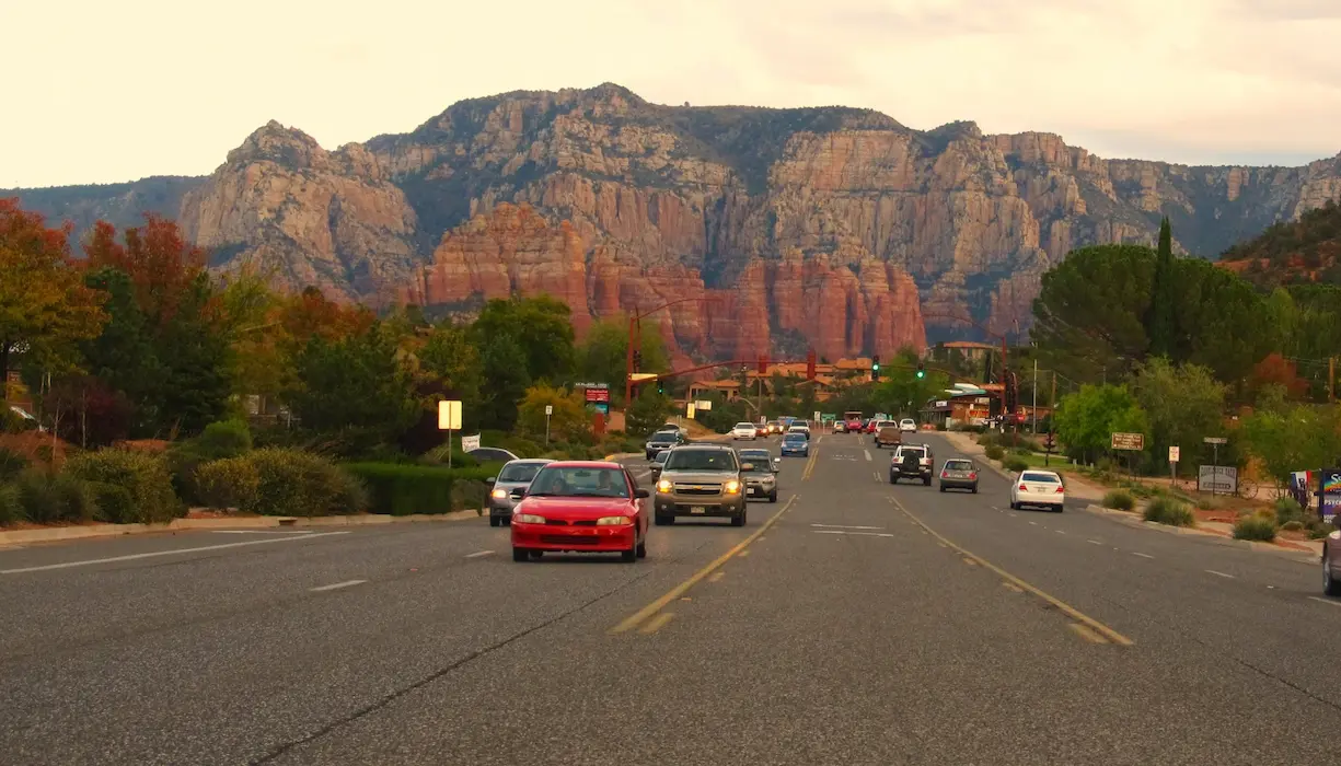 Vista de la Route 89A en Sedona, Arizona, con las formaciones rocosas rojas al fondo