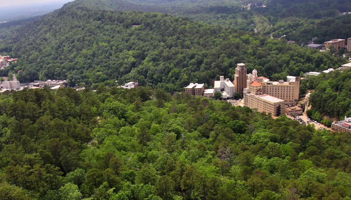 Vista panorámica de Hot Springs National Park en Arkansas con edificios históricos de baños termales