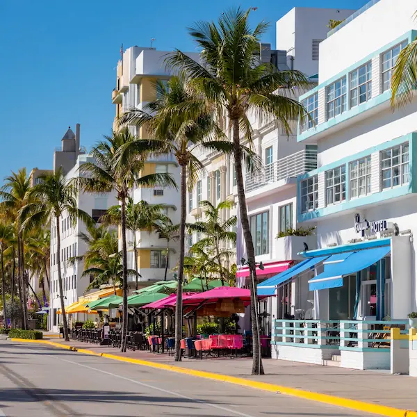 Fachadas de hoteles históricos Art Déco y palmeras en Ocean Drive, Miami Beach