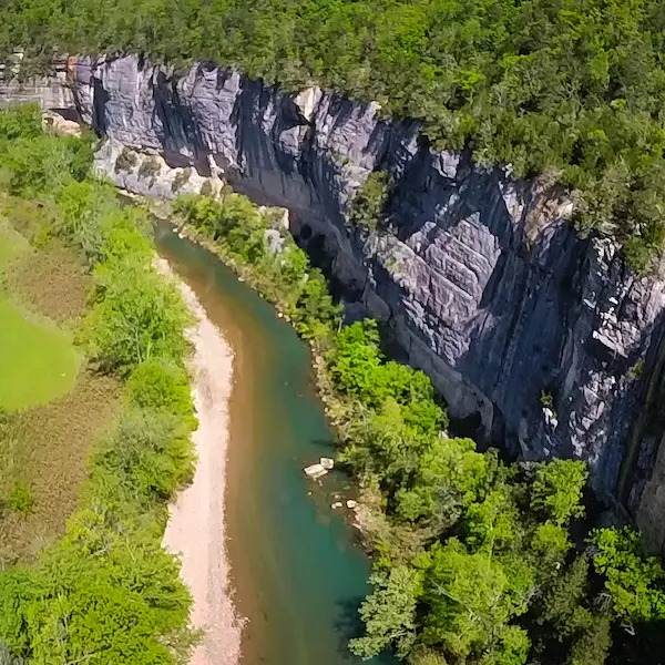Buffalo National River en Arkansas, río protegido rodeado de acantilados y bosques