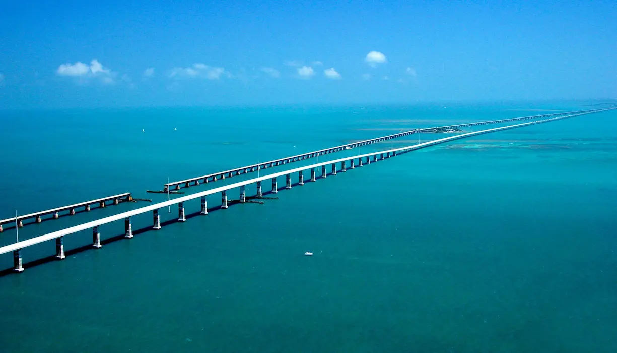 Vista aérea de la autopista Overseas Highway y el puente Seven Mile Bridge en los Cayos de Florida