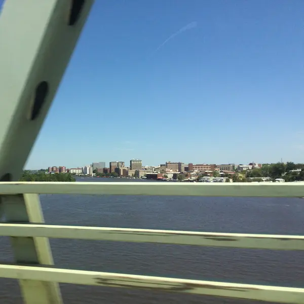 Vista del Wilmington Riverfront desde el puente sobre el río Christina, Delaware.
