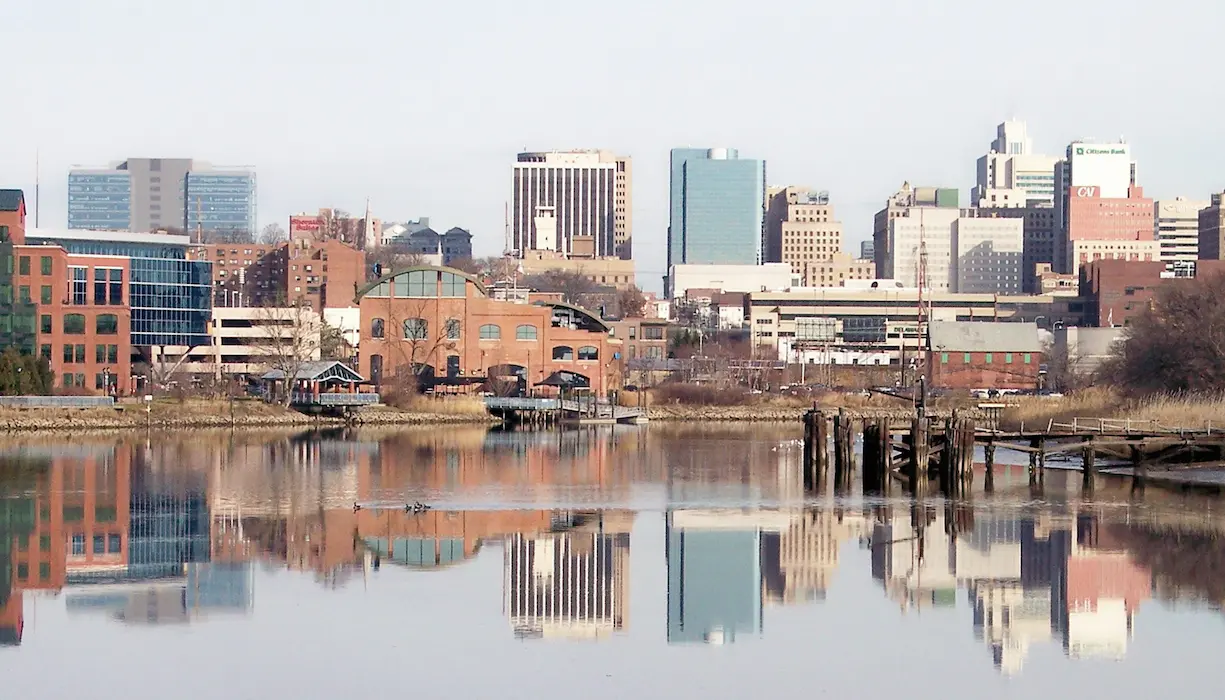 Skyline de Wilmington reflejado en el río Christina, Delaware.