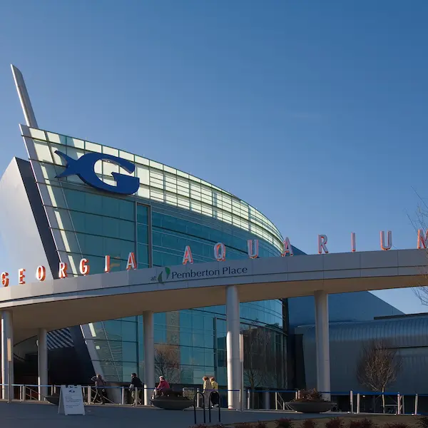 Fachada exterior del Georgia Aquarium en Atlanta, Georgia.