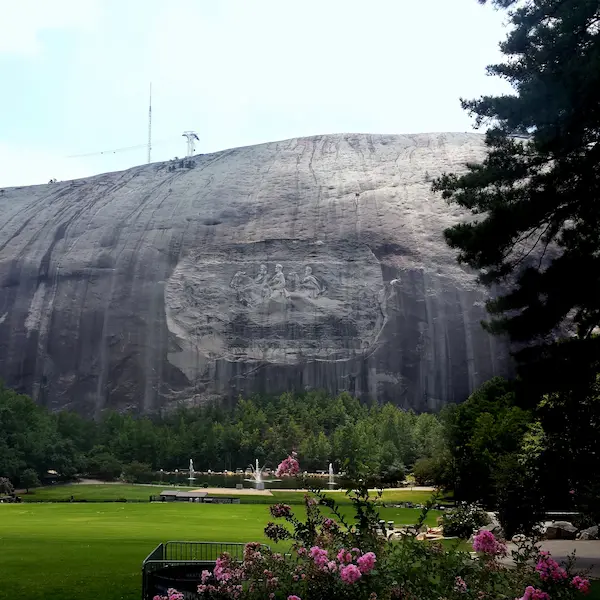 Stone Mountain Park, Georgia, con el bajorrelieve confederado tallado en la roca de granito.