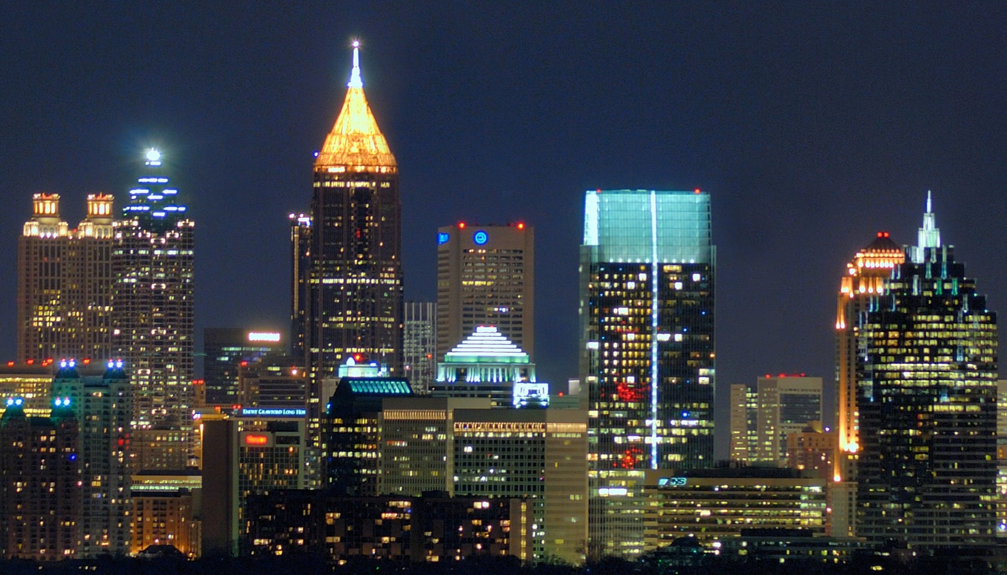 Skyline nocturno de Atlanta, Georgia, visto desde Buckhead.