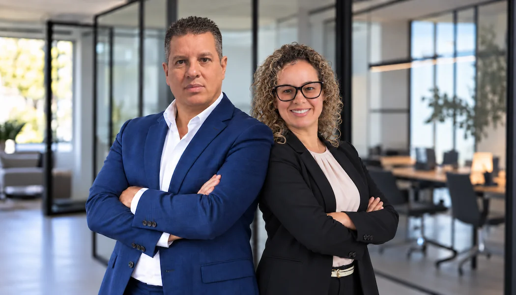 Nosotros, Nelson y Yeny, creadores de cubafuera.com, juntos en una oficina.